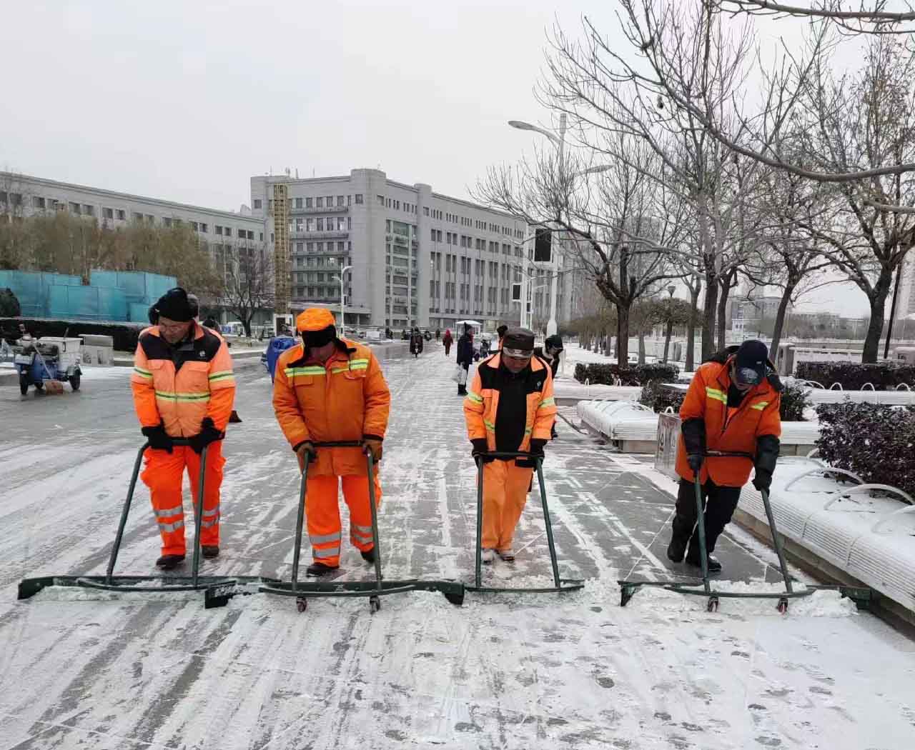 以雪為令 保障出行 | 大雪紛飛而至，黄瓜视频黄色下载人清雪忙